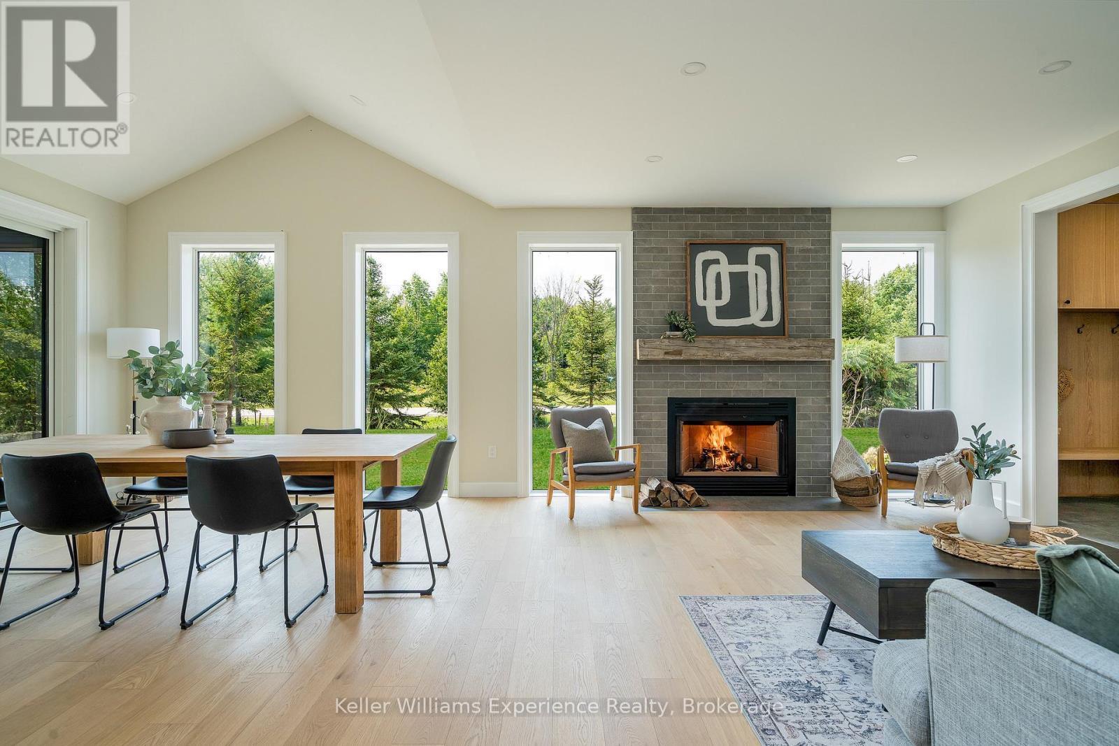 13 Ft Vaulted Ceilings & White Oak Hardwood Floors