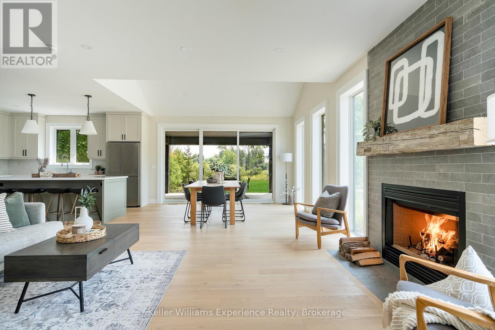 Uninterrupted Sightlines Invite the Outdoors In