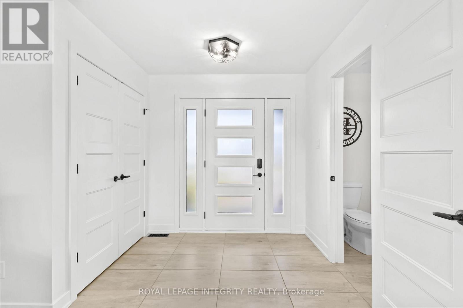 Spacious, bright and functional front entrance