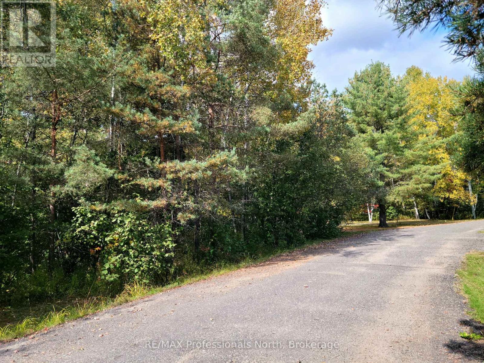 32 - 4 FOX RUN LANE — photo 2