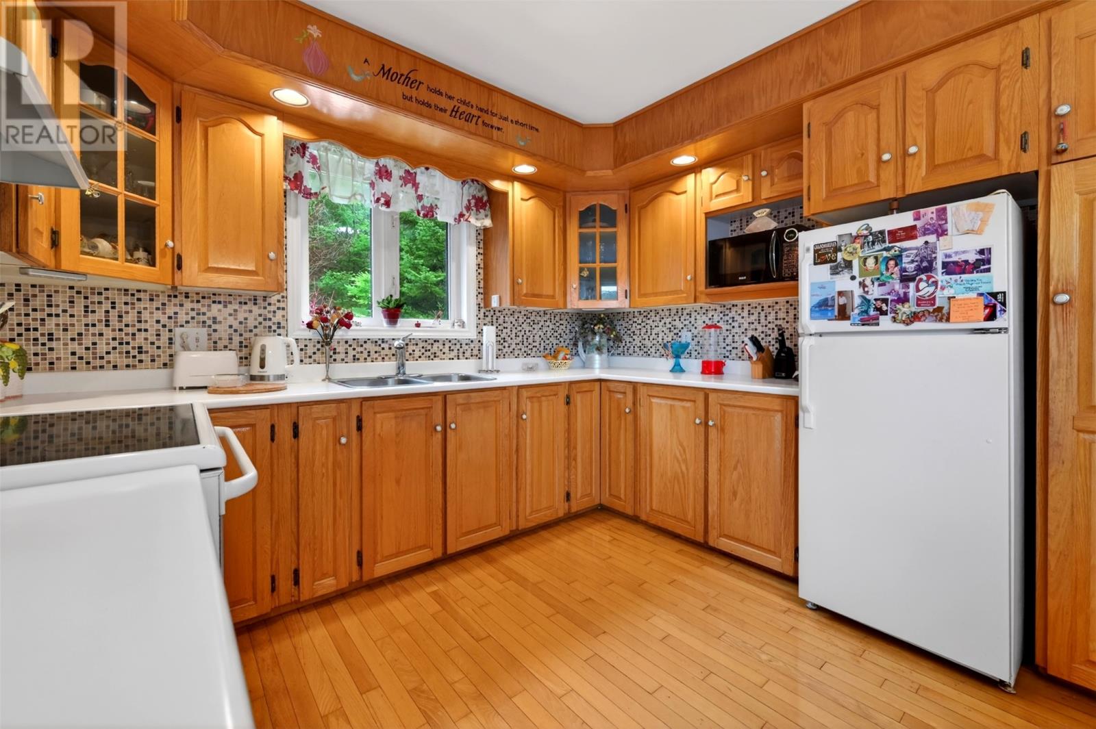 940 St Thomas Line - 12