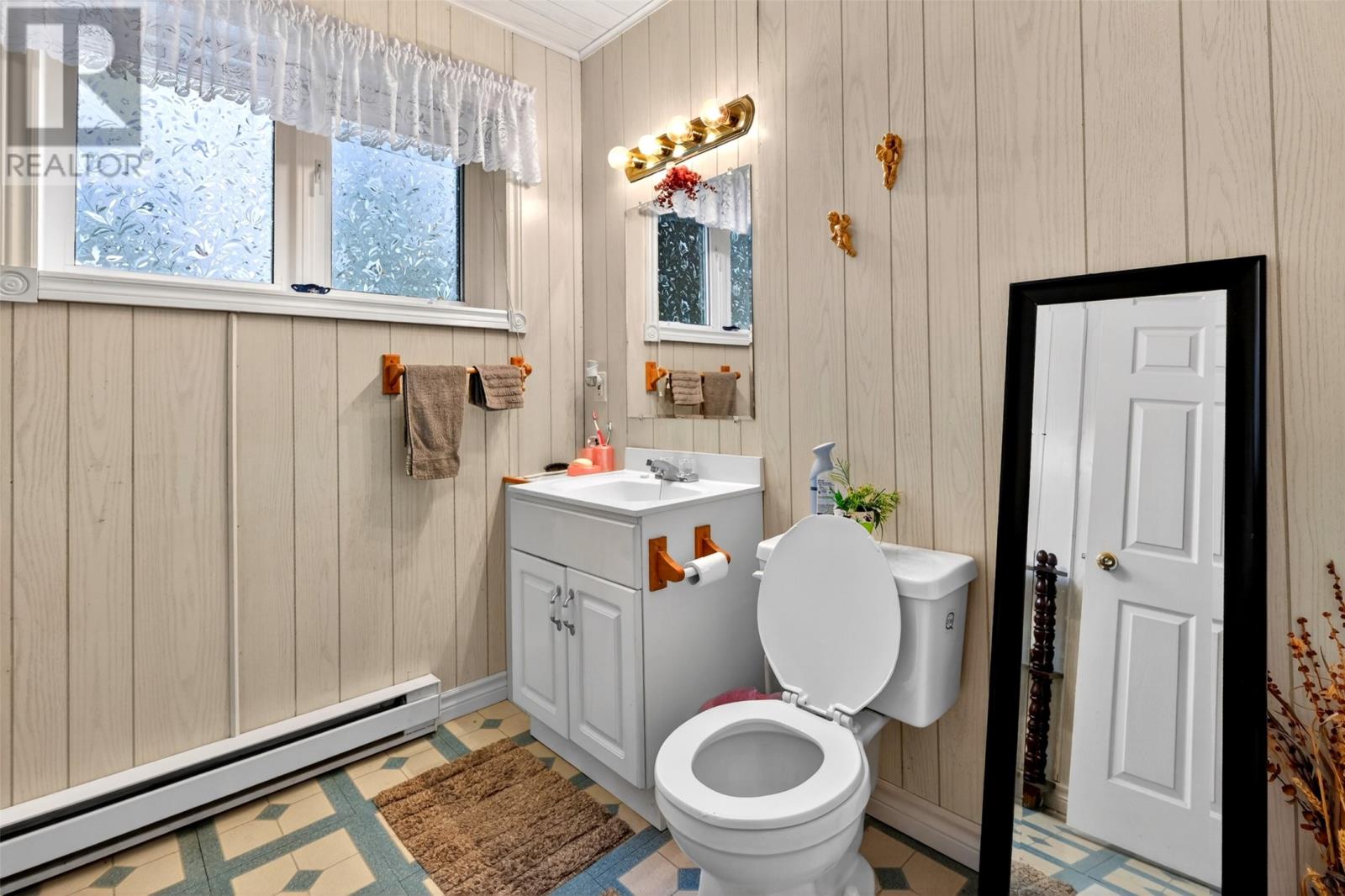 940 St Thomas Line - 24