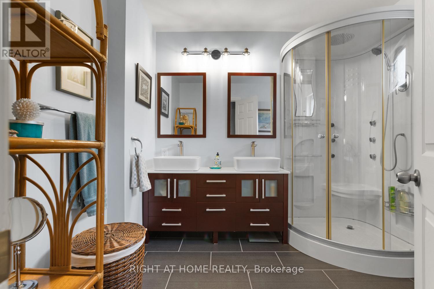 4 piece ensuite (2 sinks, shower & toilet)