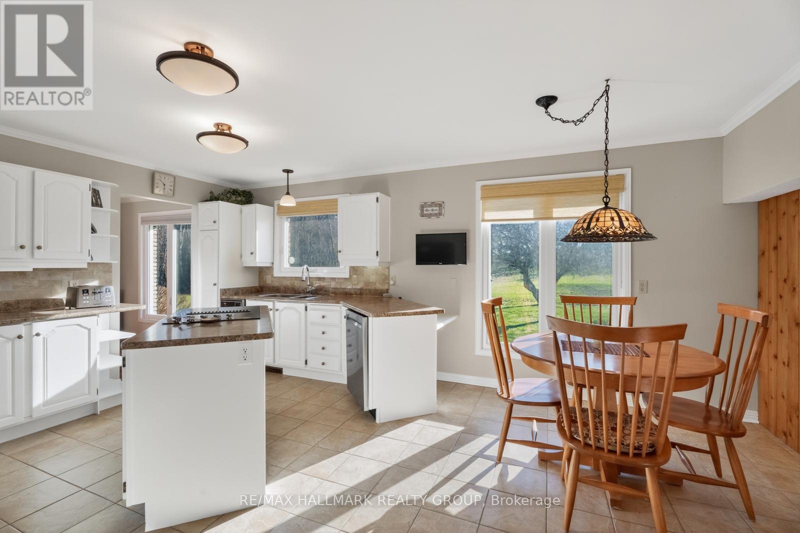 1376 MACDONALD ROAD - 11