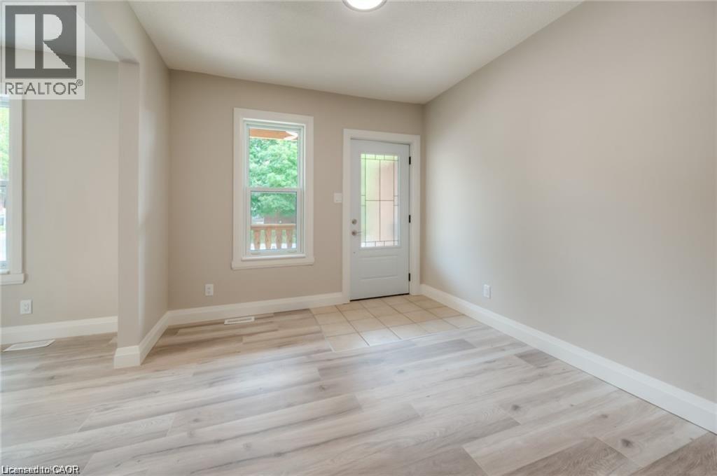58 CEDAR Street N, Kitchener, Ontario, N2H2X1 — Photo 3