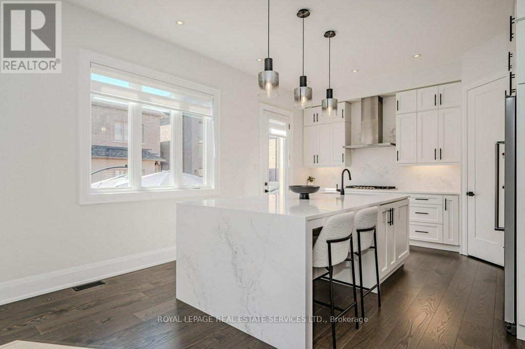 Showstopping Gourmet Kitchen w/Quartz Countertops