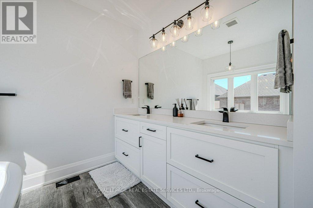 Spa-Inspired 5-PC Primary Ensuite w/Double Sinks