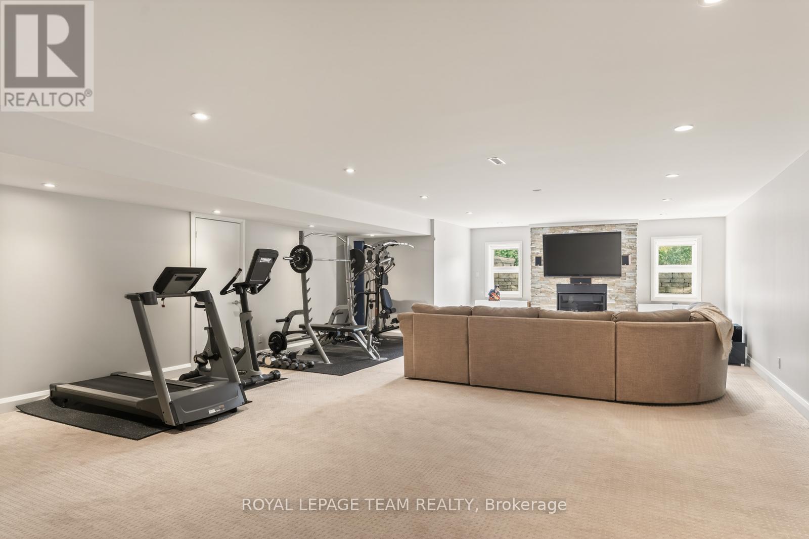 17 KAYMAR DRIVE - 38
