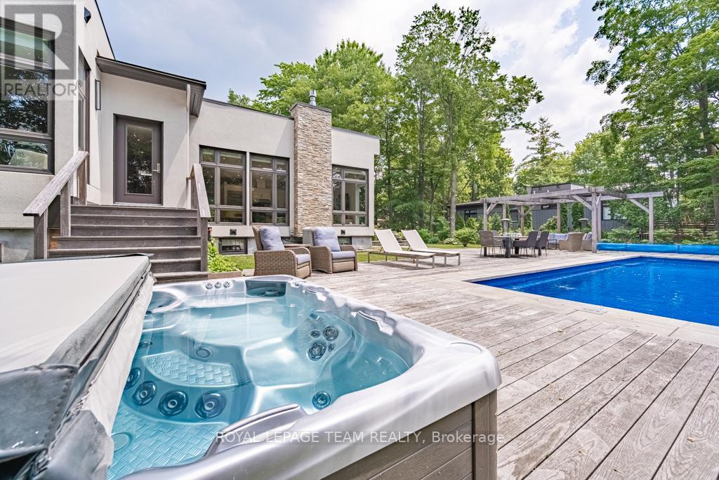 17 KAYMAR DRIVE - 43
