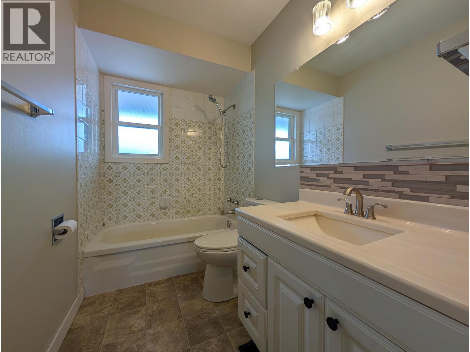 #117 119 MCDERMID DRIVE - 21