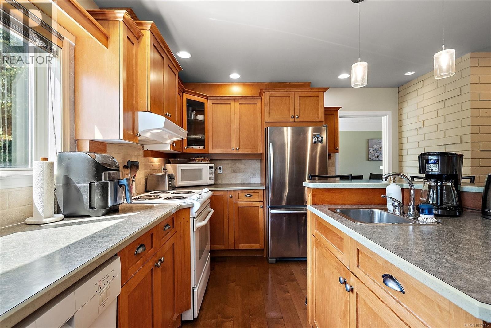  1885 Skylark Place, Saanich