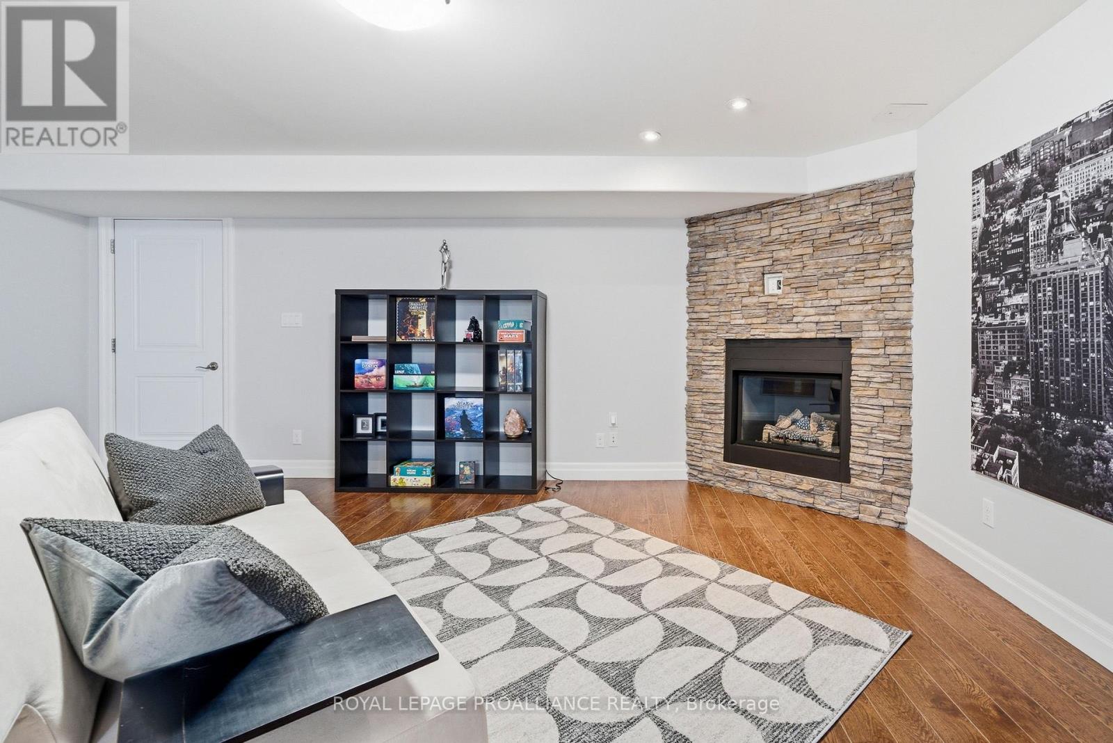 6 ASPEN DRIVE - 33