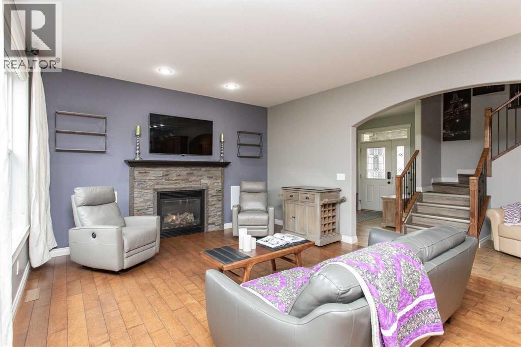Mainfloor Living Room  / Gas Fireplace