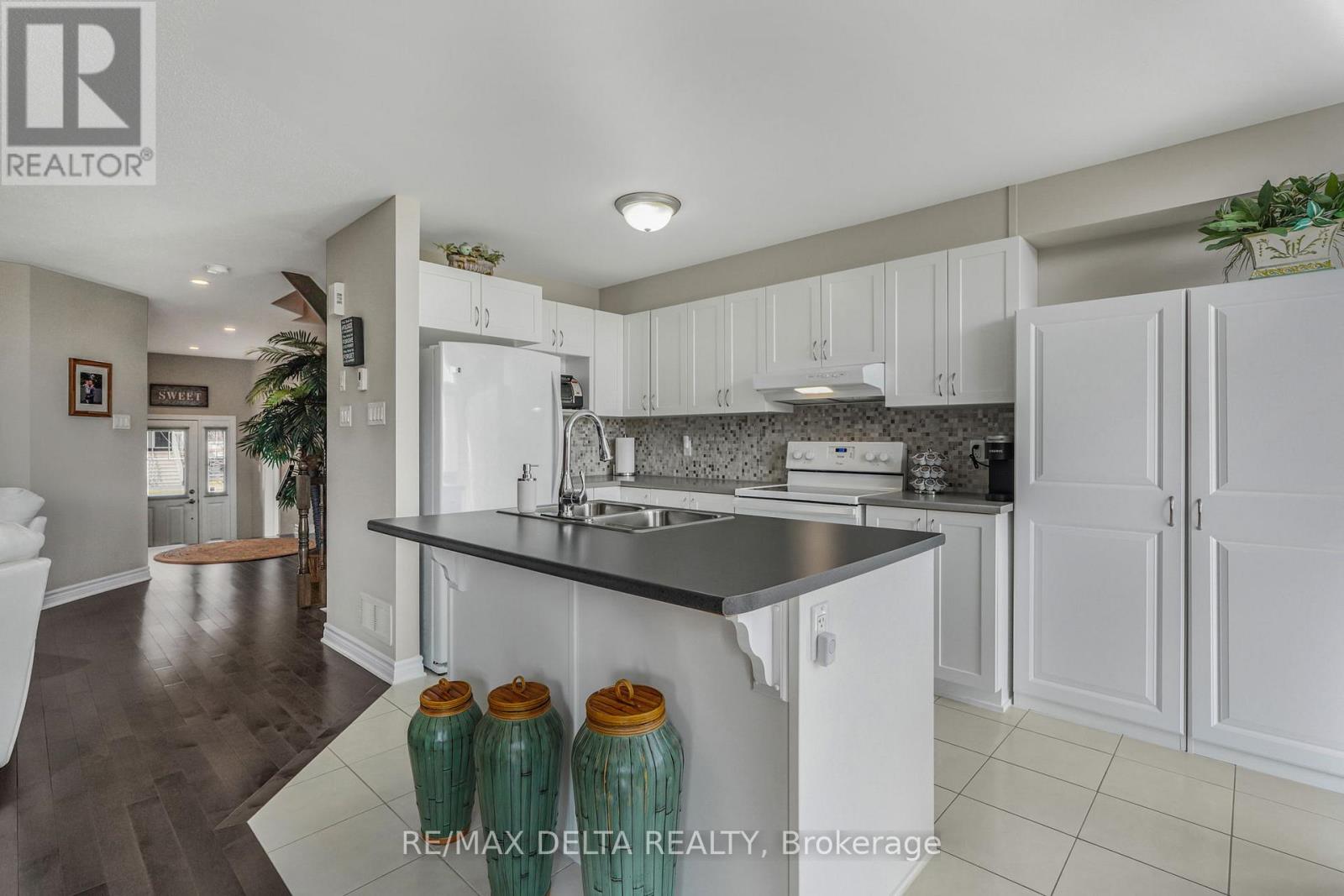 Island with breakfast bar...