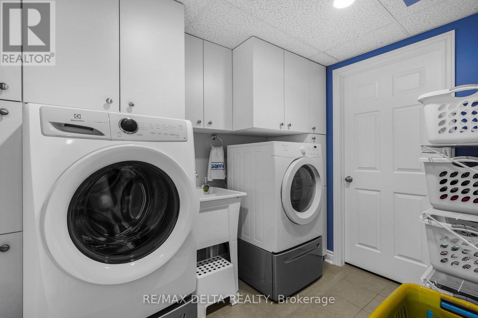 Super clean laundry room & access to utility room.
