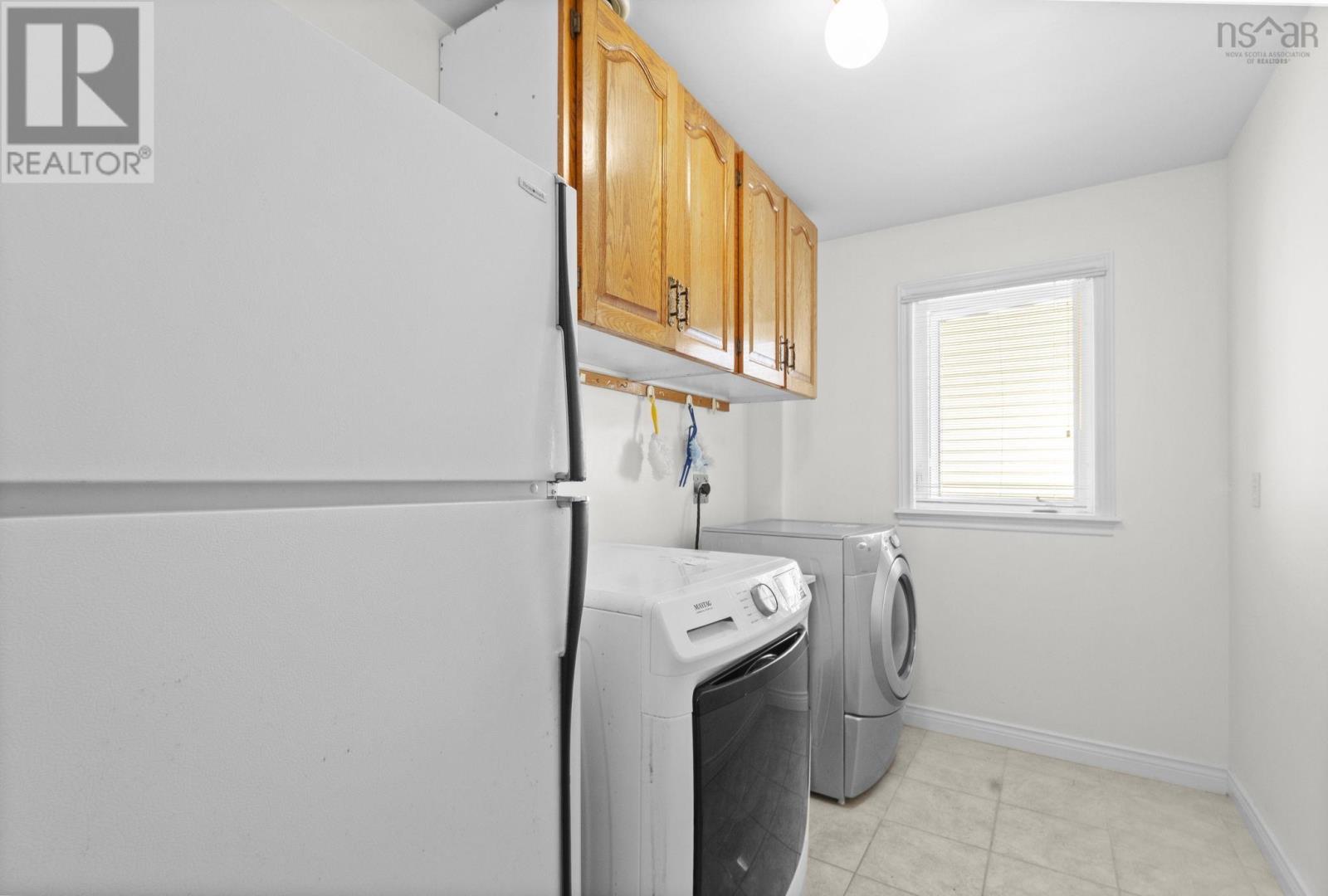 Property 17 of 51 of 152 Roxbury Crescent