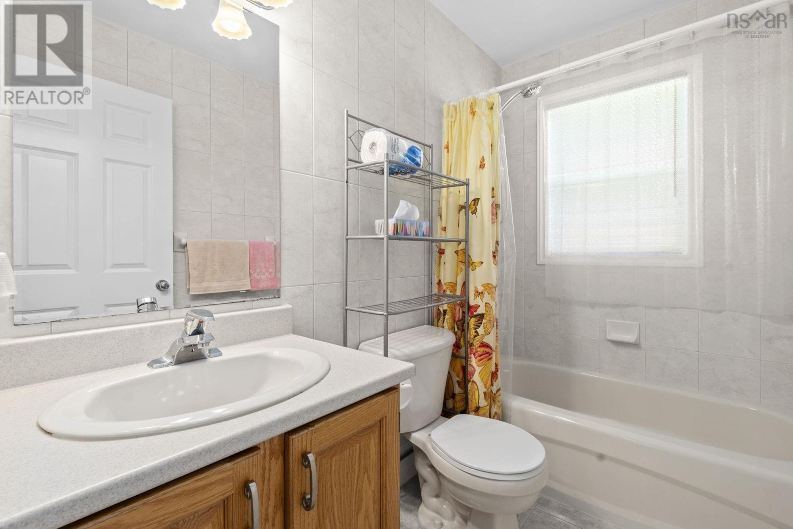 Property 23 of 51 of 152 Roxbury Crescent