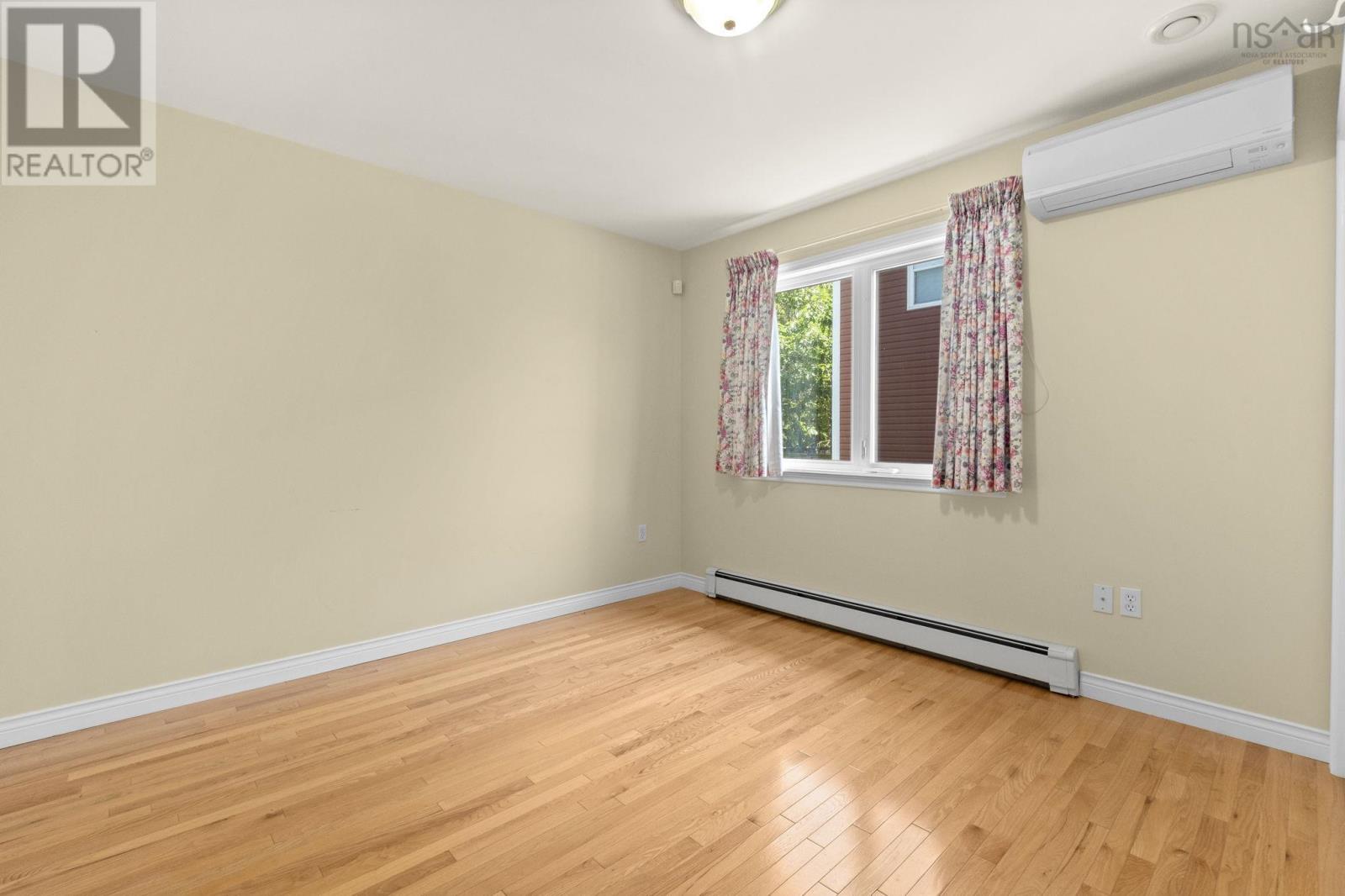 Property 29 of 51 of 152 Roxbury Crescent