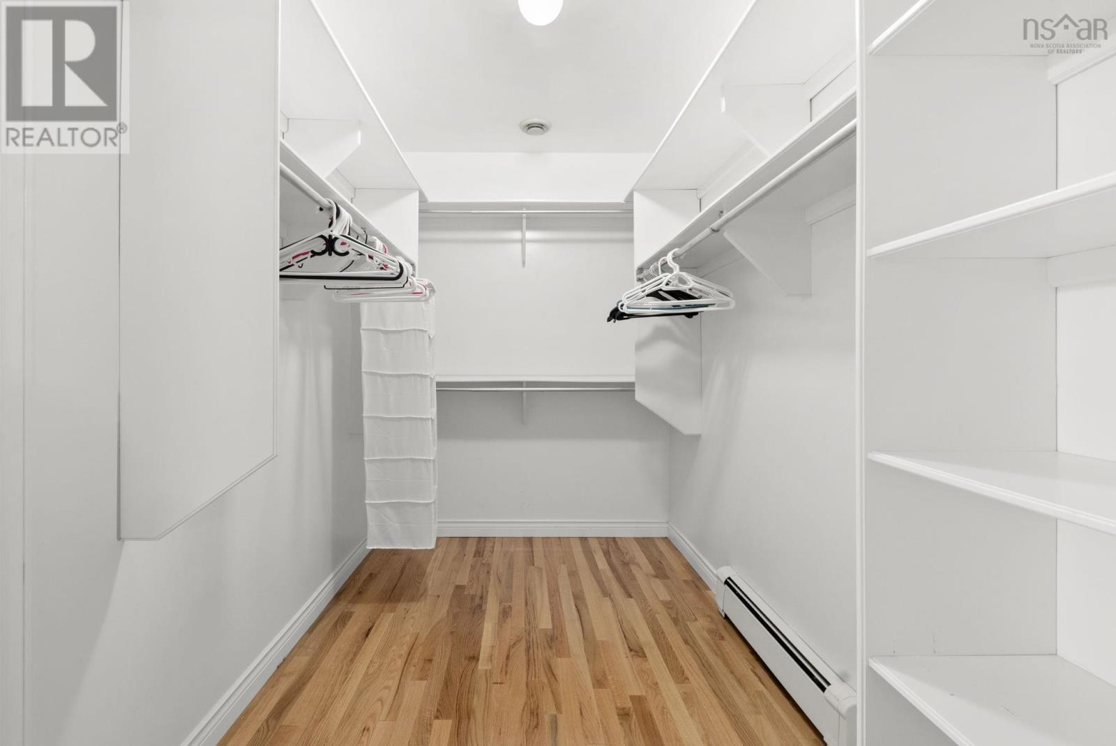 Property 30 of 51 of 152 Roxbury Crescent