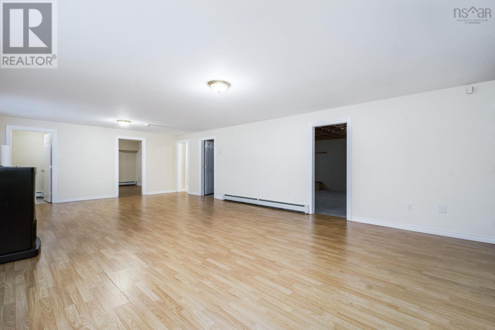 Property 33 of 51 of 152 Roxbury Crescent