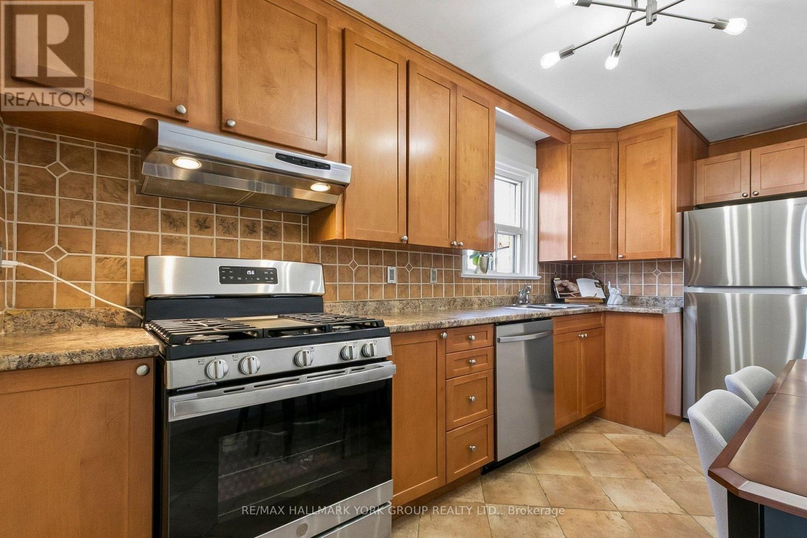 5 LARMERE COURT - 12