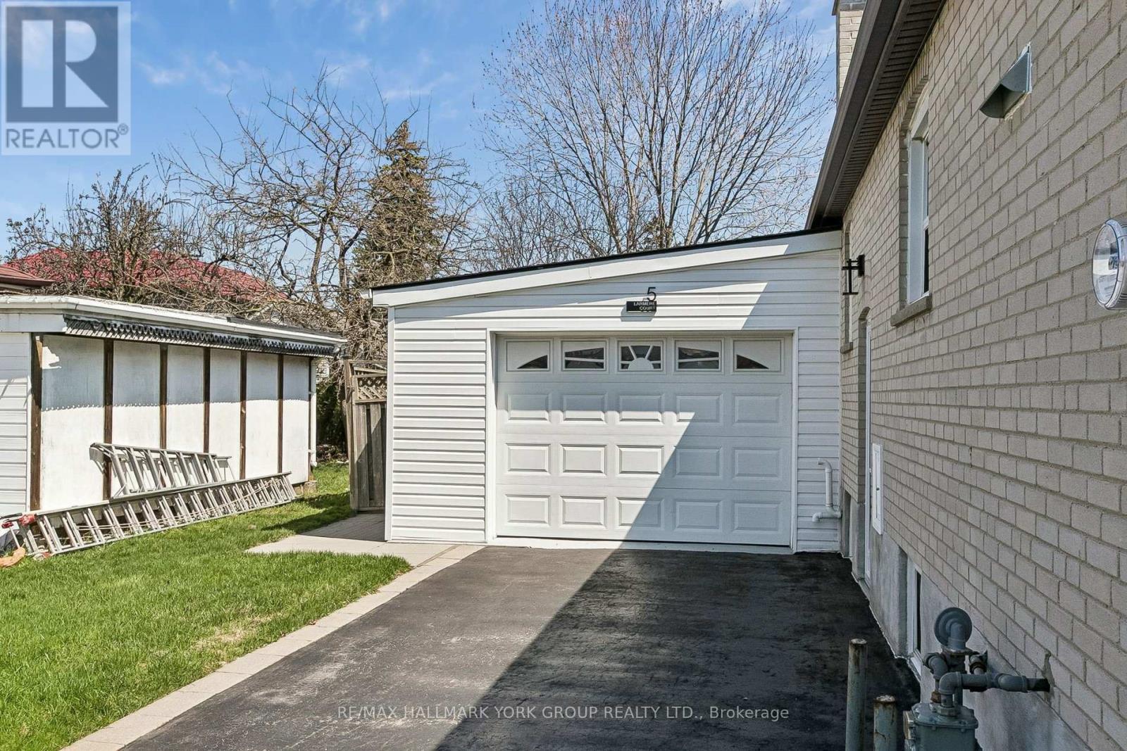 5 LARMERE COURT - 26