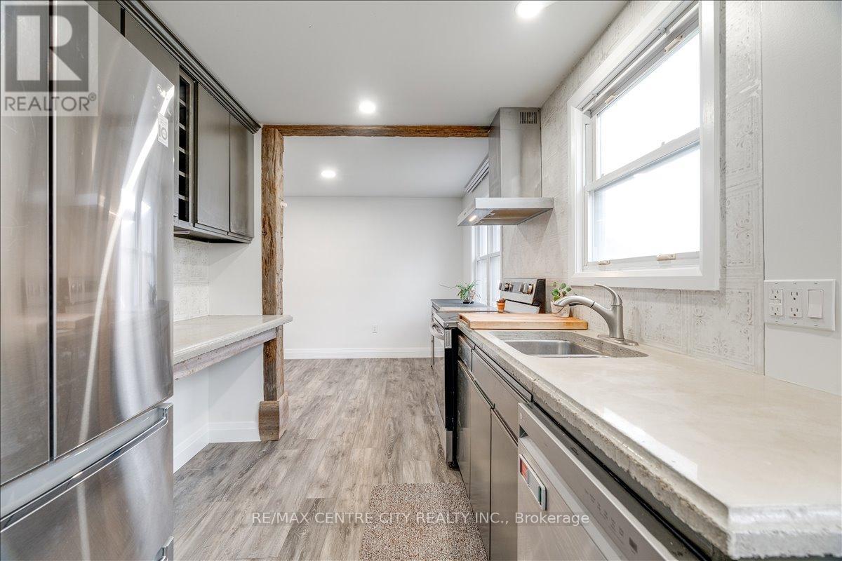 549 VICTORIA STREET Property Photo