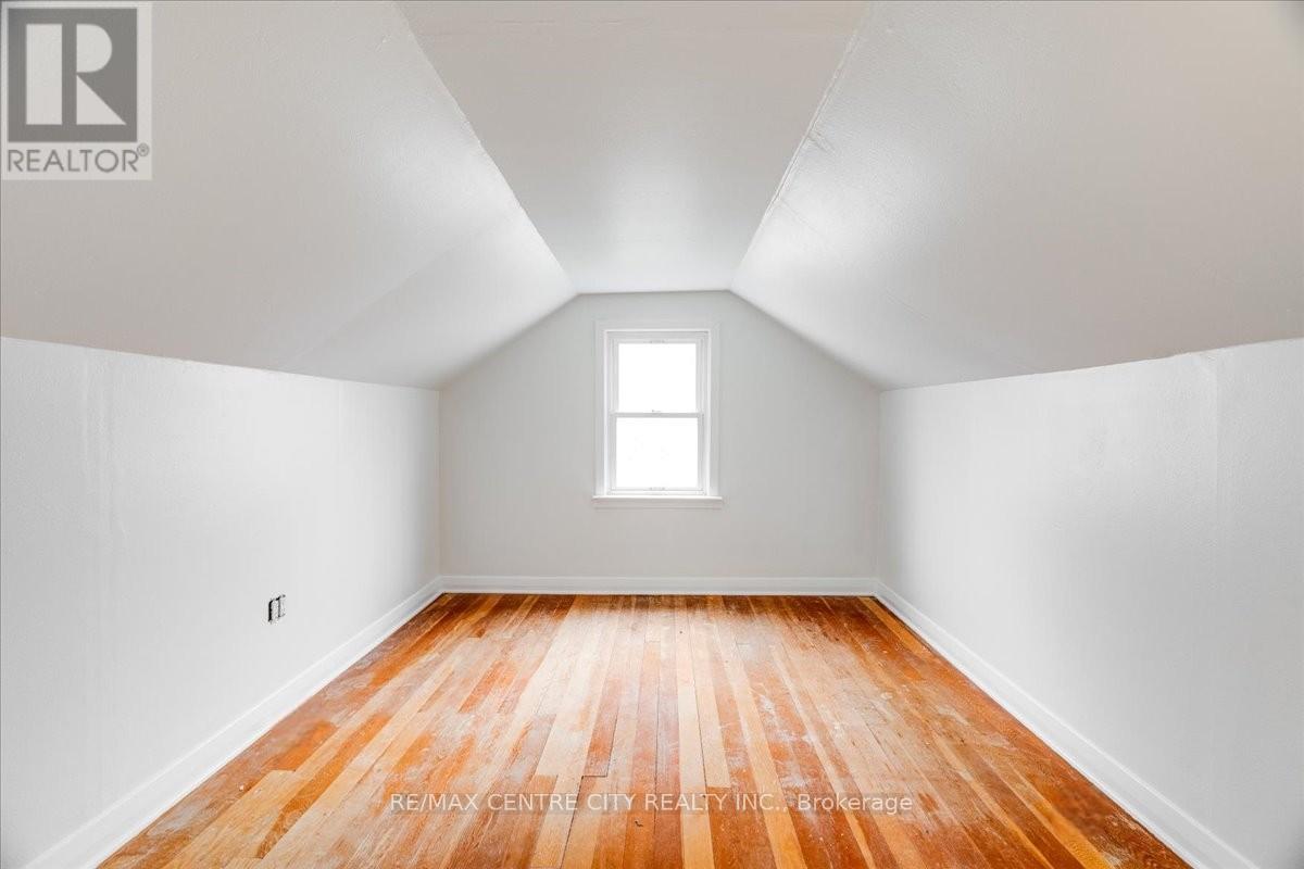 549 VICTORIA STREET Property Photo