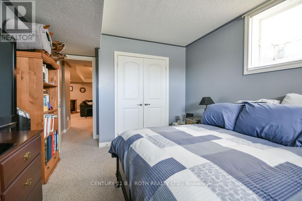12 WHITE CRESCENT — photo 31