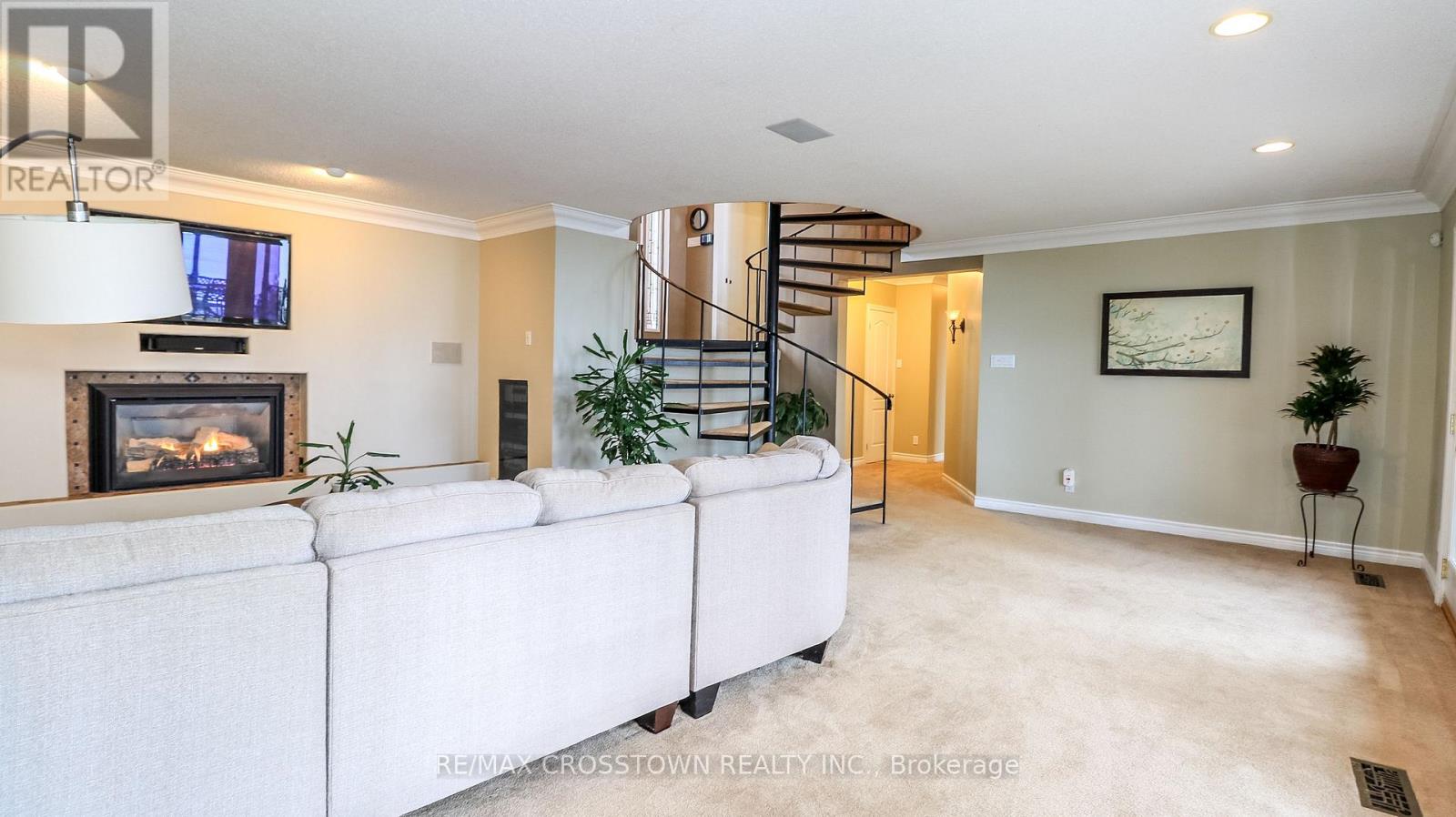 13 GEORGINA DRIVE - 33