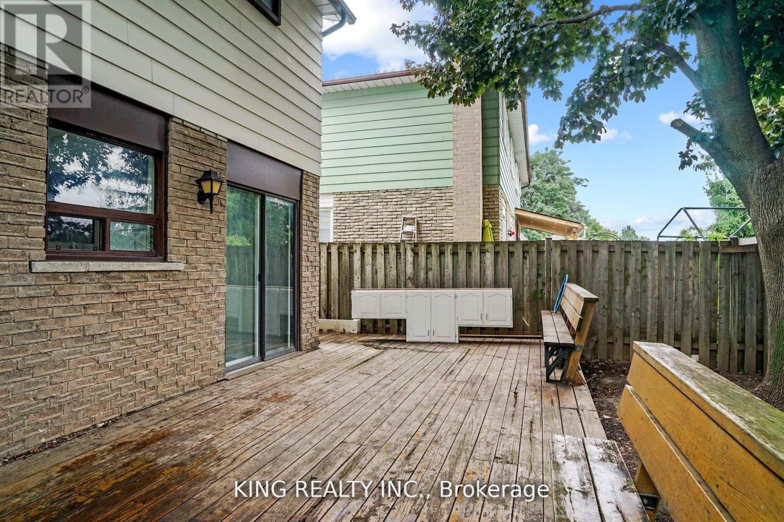 16 WIMBLEDON COURT - 32