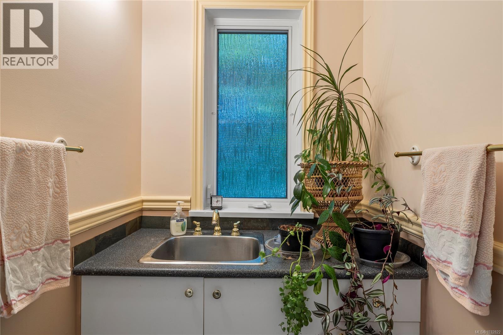 566 Crescent Rd W - 25