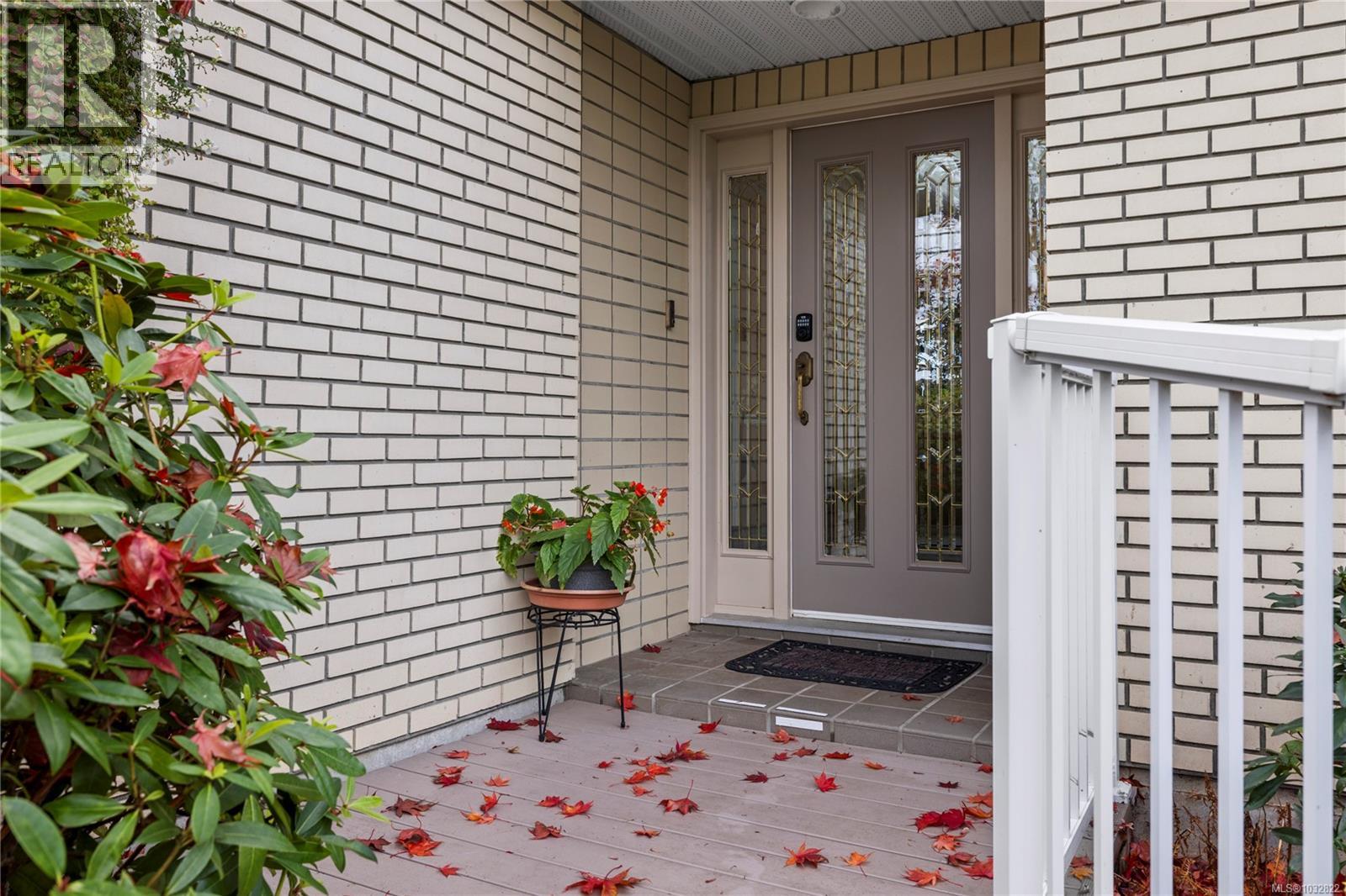 566 Crescent Rd W - 11