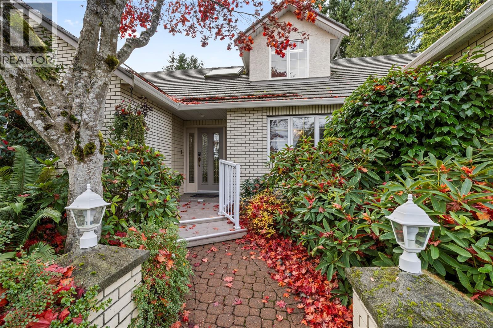 566 Crescent Rd W - 10