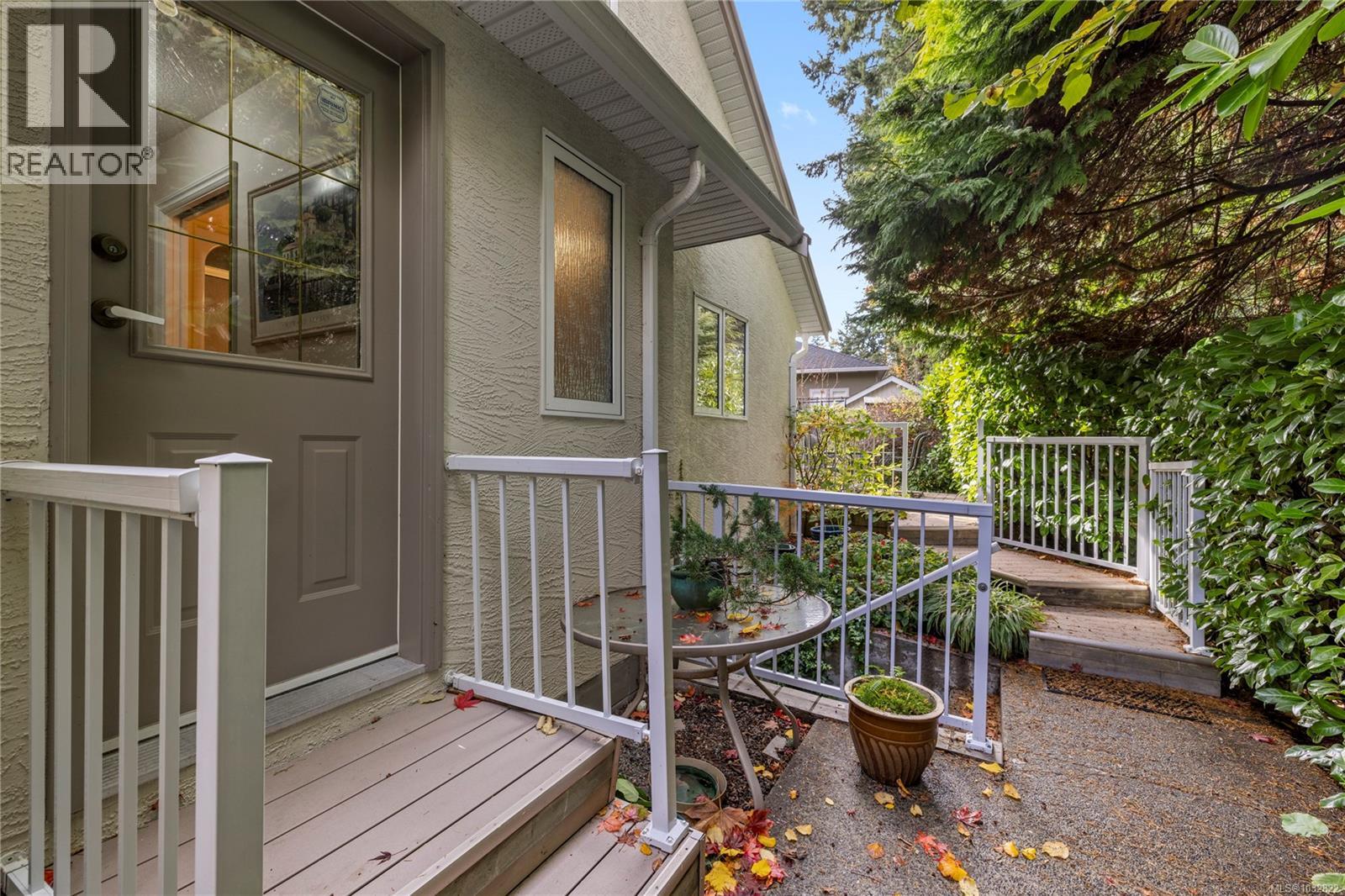 566 Crescent Rd W - 43