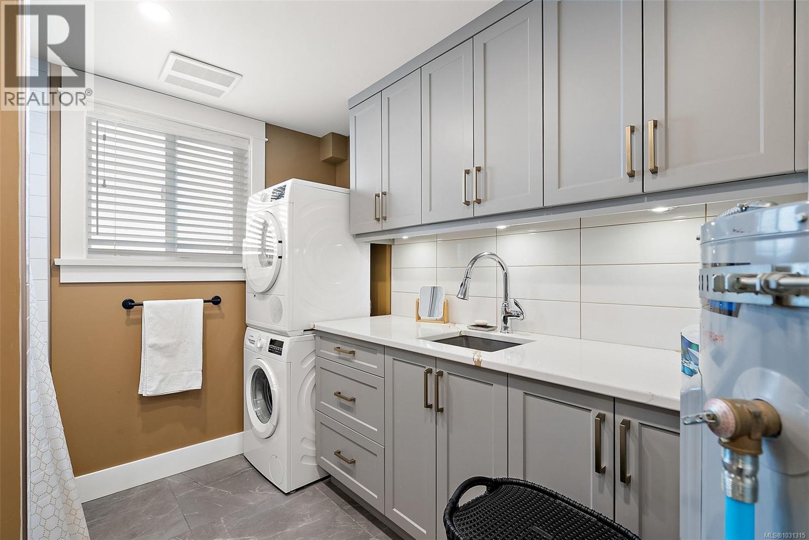  2485 Orchard Avenue, Sidney