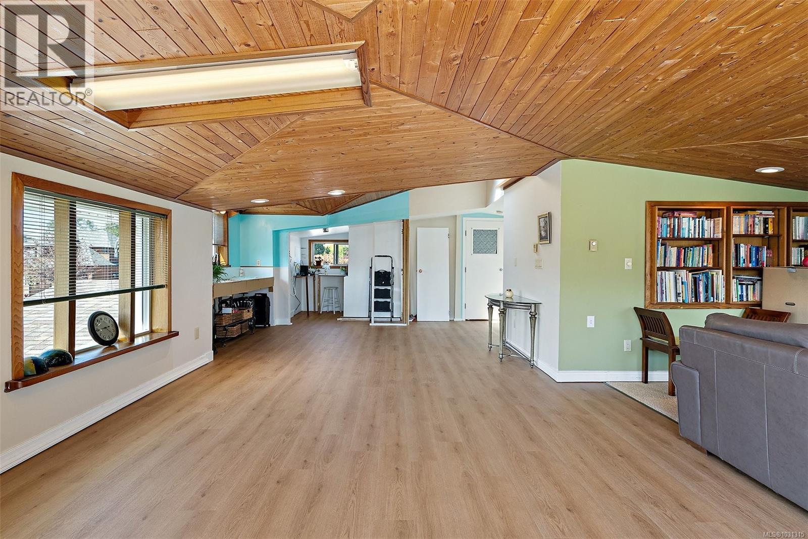  2485 Orchard Avenue, Sidney