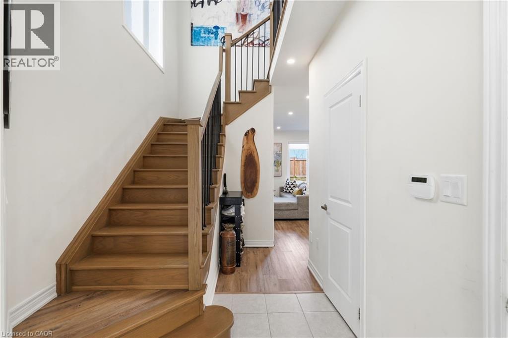 67 PINOT Crescent, Stoney Creek, Ontario, L8E0J9 — Photo 3
