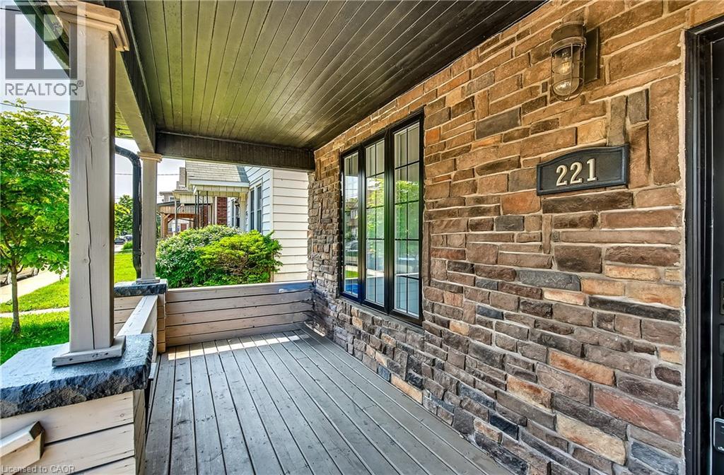 221 ROSSLYN Avenue N - 4