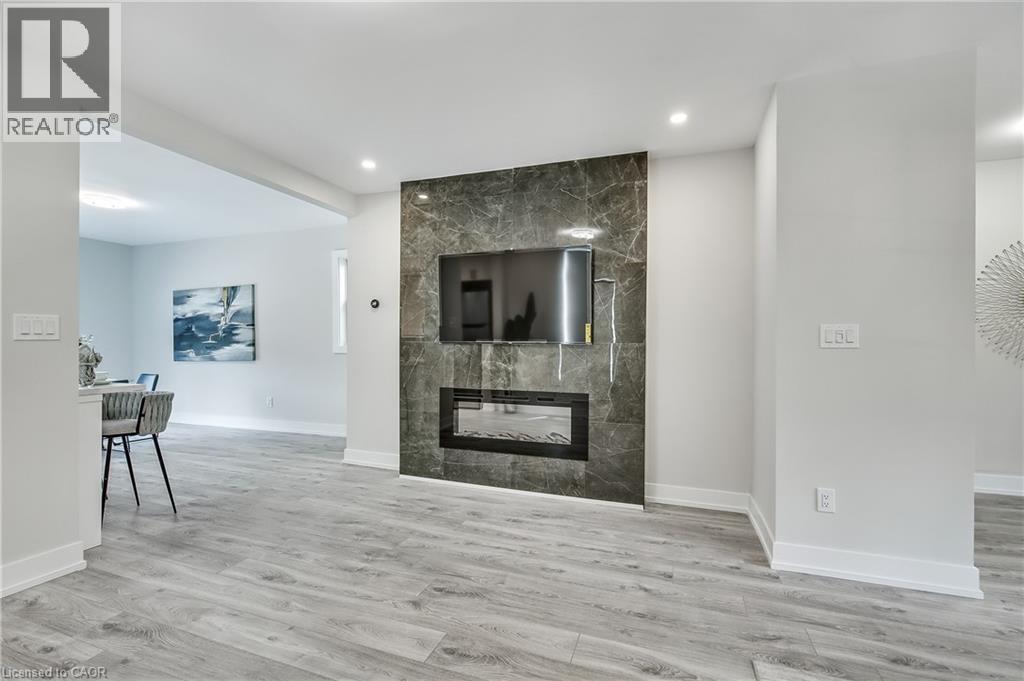 221 ROSSLYN Avenue N - 9