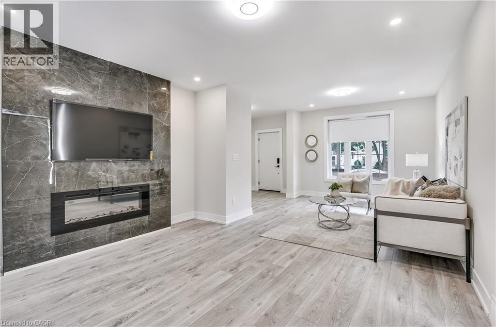 221 ROSSLYN Avenue N - 11