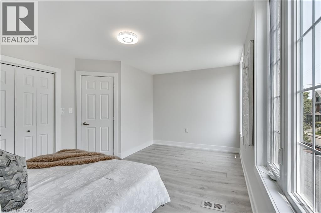 221 ROSSLYN Avenue N - 22