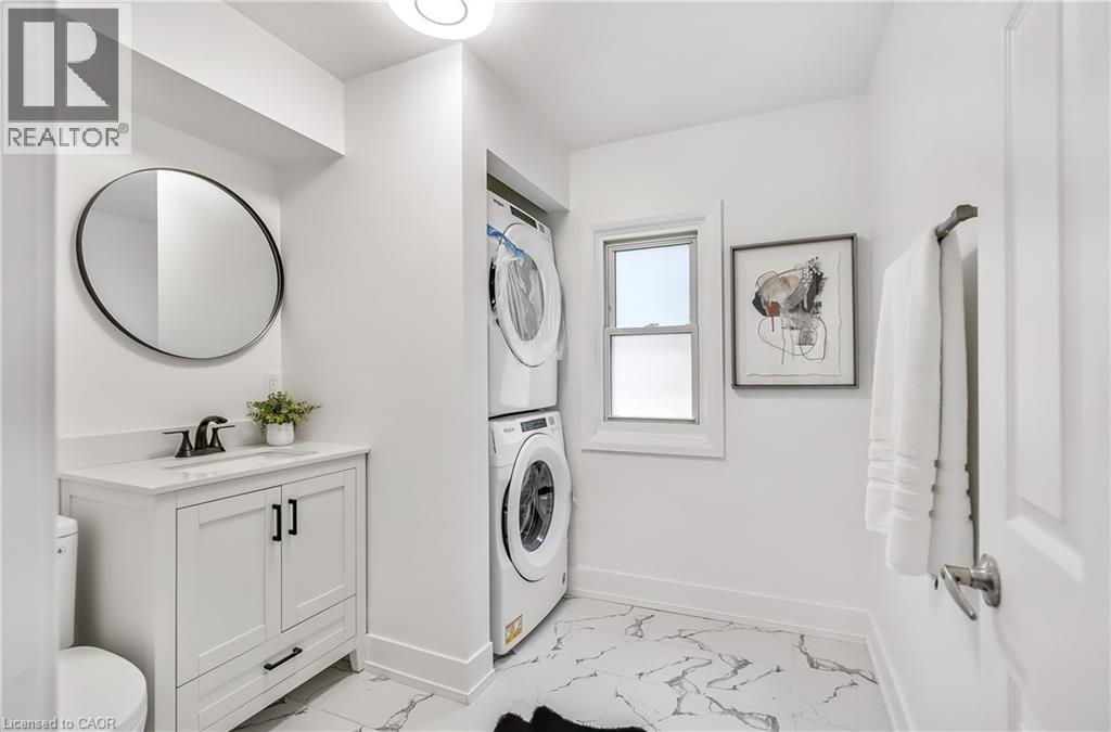 221 ROSSLYN Avenue N - 18