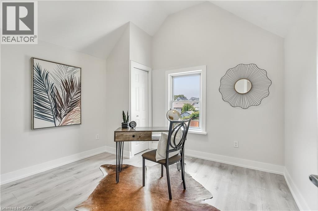 221 ROSSLYN Avenue N - 24