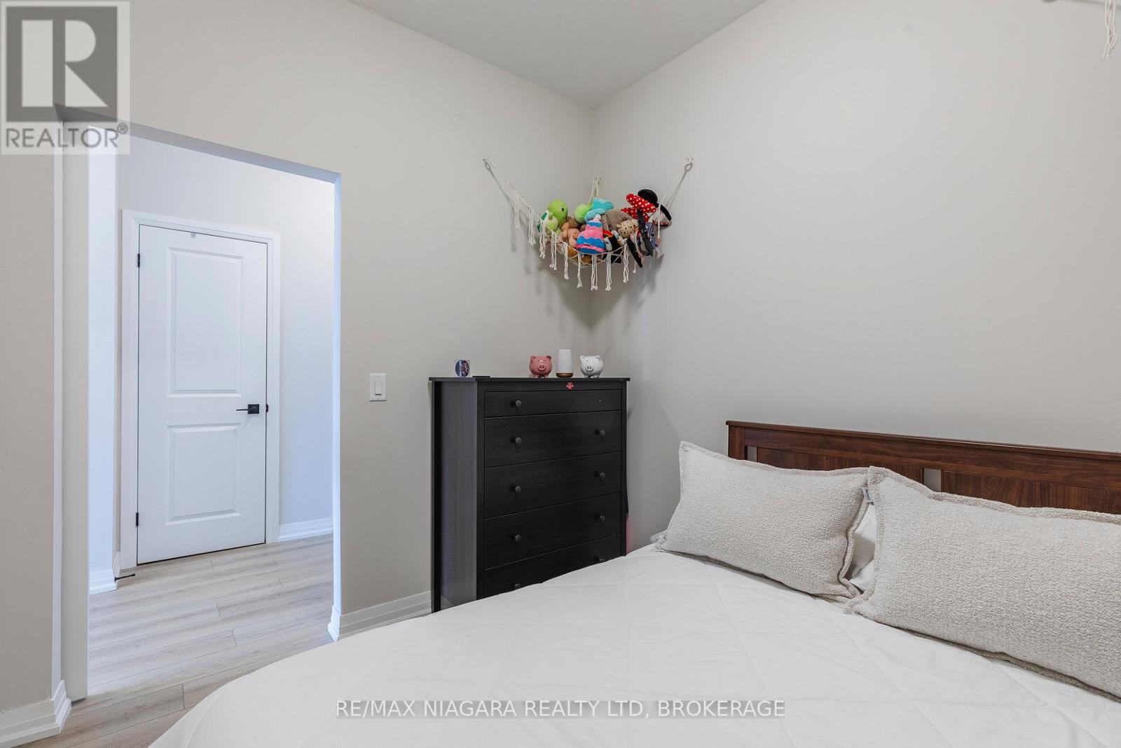 #208 120 SPRINGVALLEY CRESCENT - 32