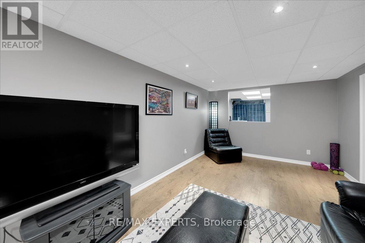 3 THORNBURY ROAD — photo 36