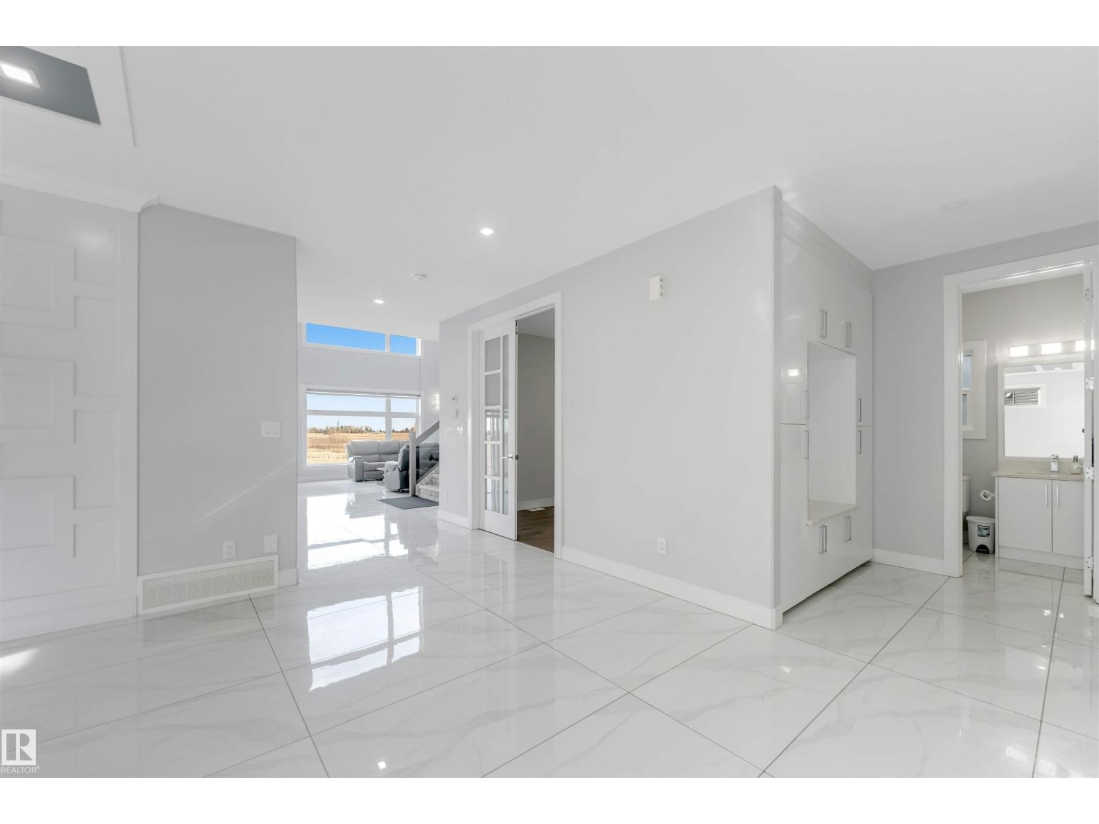 3736 1 AV SW SW - 18