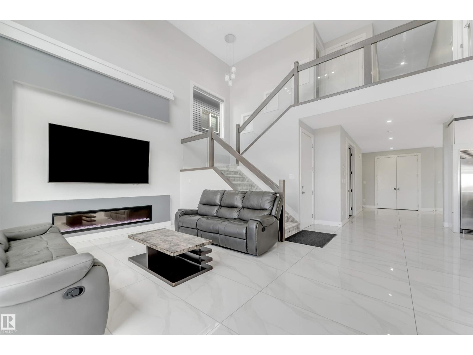 3736 1 AV SW SW - 21
