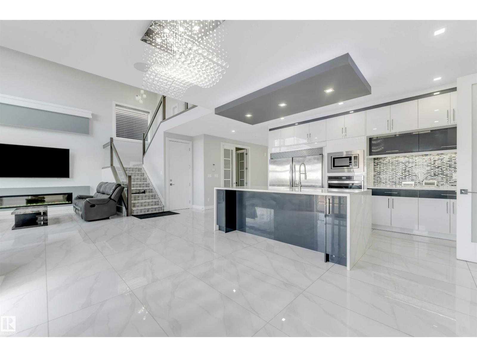 3736 1 AV SW SW - 27