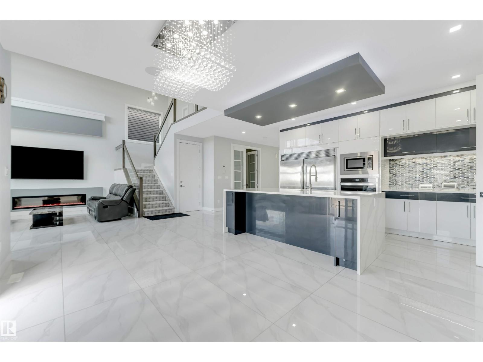 3736 1 AV SW SW - 28